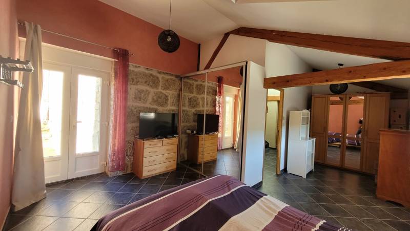 Propriété isolée sur plus de 5 000 m² de terrain à Tence