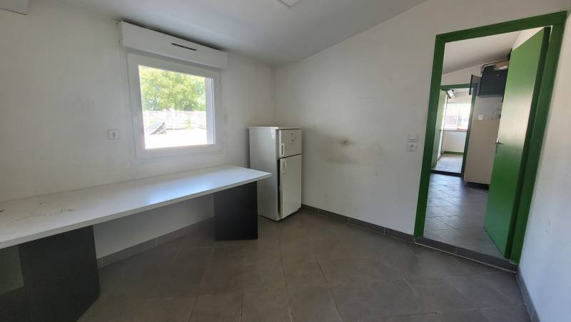 Entrepôt et espace de vente/bureaux au Chambon sur Lignon