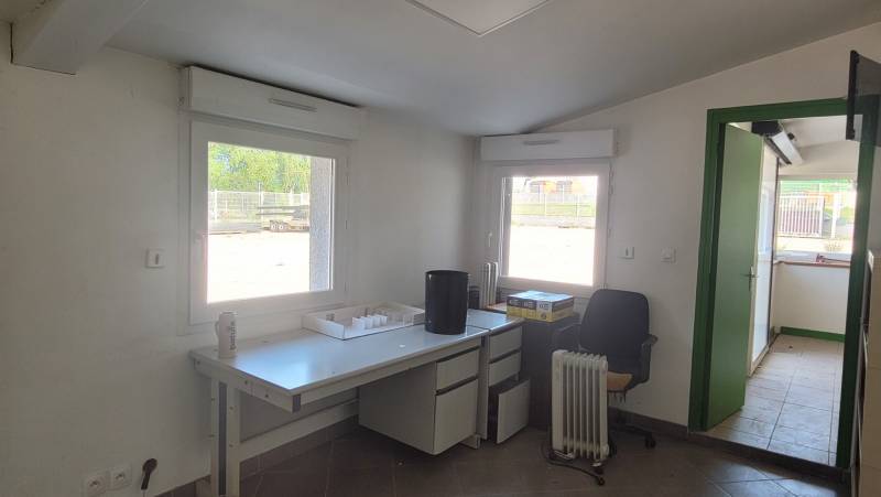 Entrepôt et espace de vente/bureaux au Chambon sur Lignon