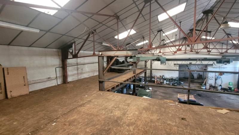 Entrepôt et espace de vente/bureaux au Chambon sur Lignon