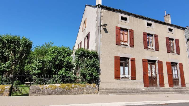 Maison de centre village au Mazet st Voy