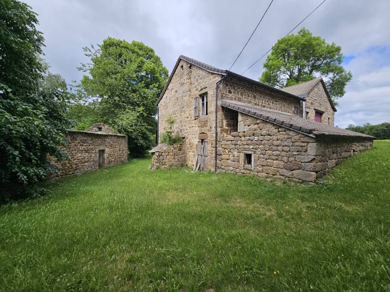 Superbe ferme à rénover dans le village de Saint Agrève