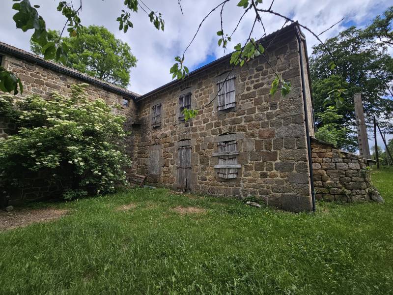 Superbe ferme à rénover dans le village de Saint Agrève