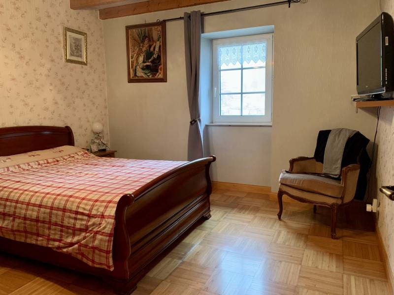 Propriété isolée en pleine nature sur 7.7 hectares avec étang à Araules