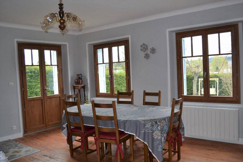 A vendre grande et spacieuse maison en pierre à Tence