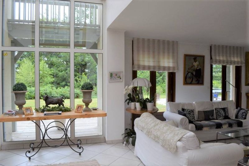 Grande et spacieuse villa. Belle qualité de construction.