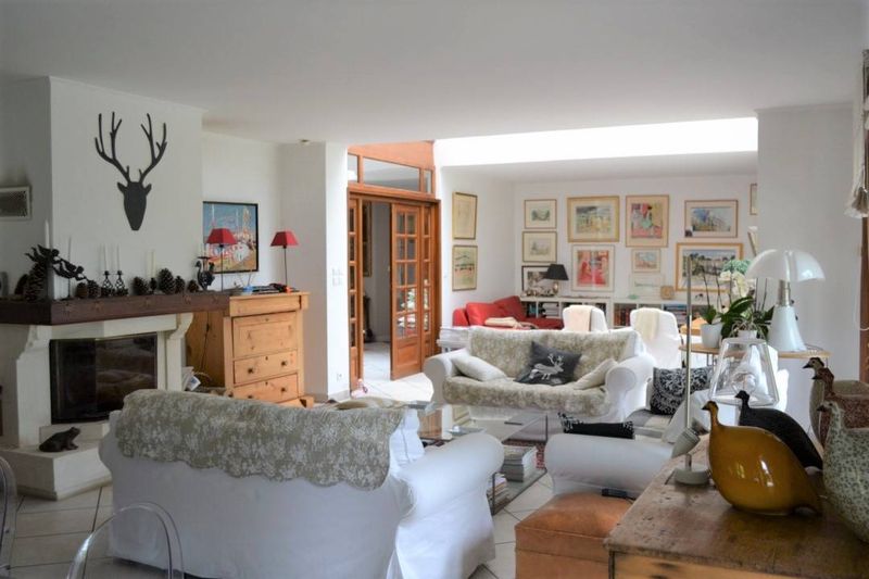 Grande et spacieuse villa. Belle qualité de construction.