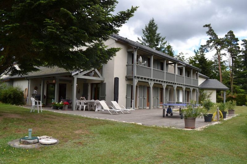 Grande et spacieuse villa. Belle qualité de construction.