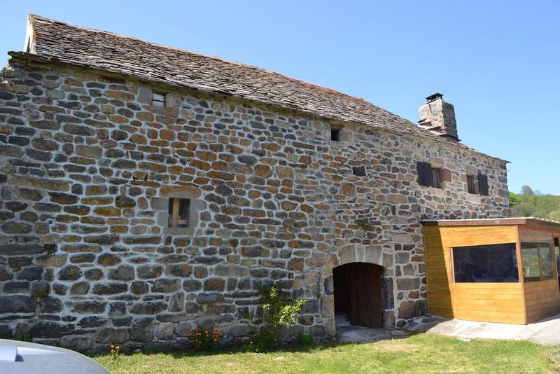 Borée En partie rénovée. Vue. Cachet. Environ 4Ha de terrain.