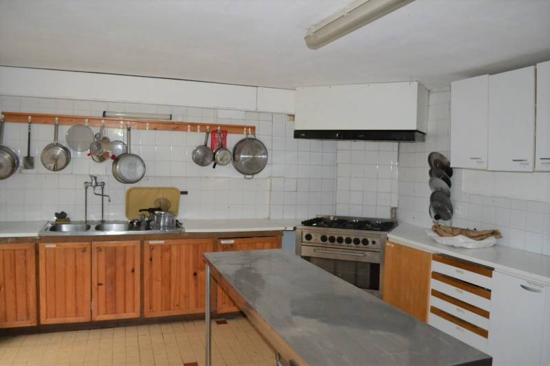 A vendre, ensemble de 3 bâtiments isolés avec 1.4 Hectares à Devesset