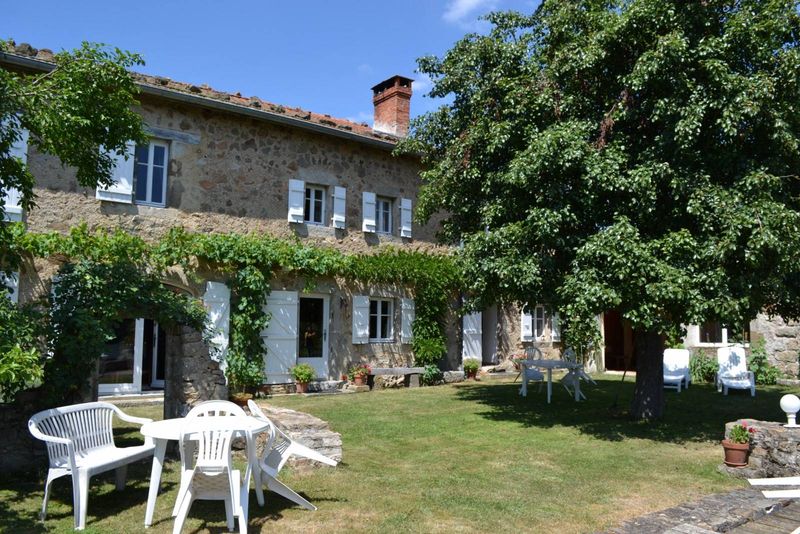 Magnifique corps de ferme entièrement rénové. Vue exceptionnelle. Grazac