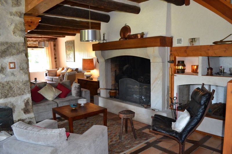 Magnifique corps de ferme entièrement rénové. Vue exceptionnelle. Grazac