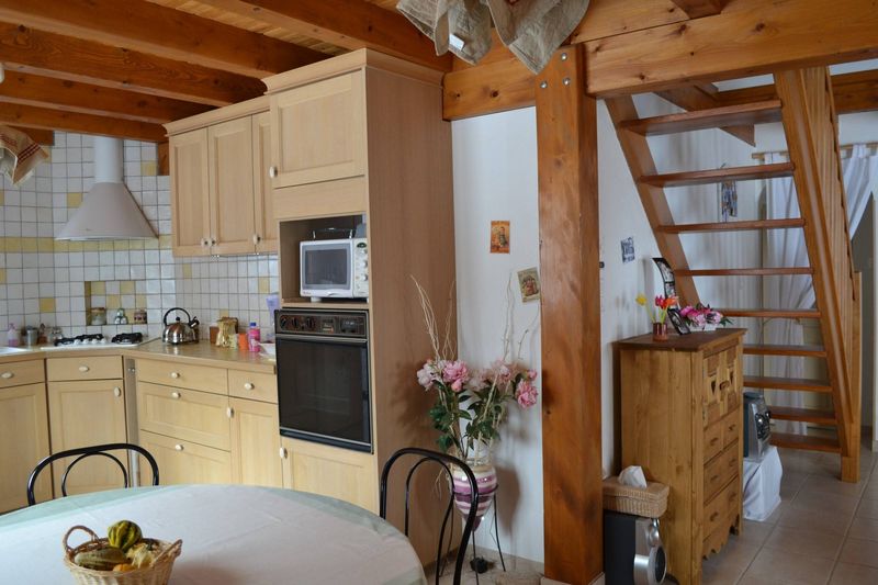 Maison 100m². Proximité village. Terrain non clos. Cheminée, garage.