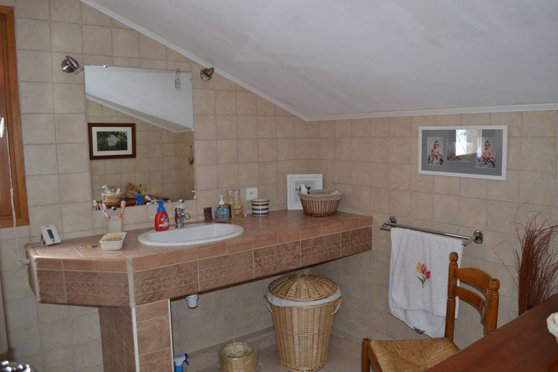 Maison 100m². Proximité village. Terrain non clos. Cheminée, garage.