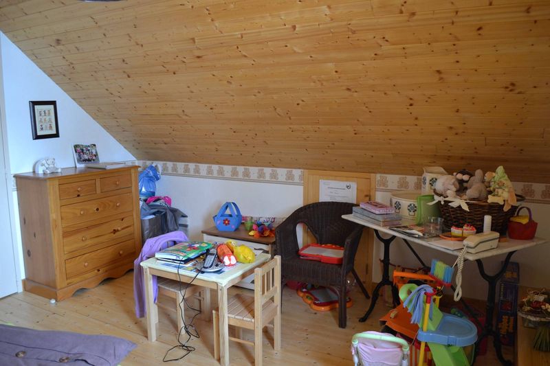 Maison 100m². Proximité village. Terrain non clos. Cheminée, garage.