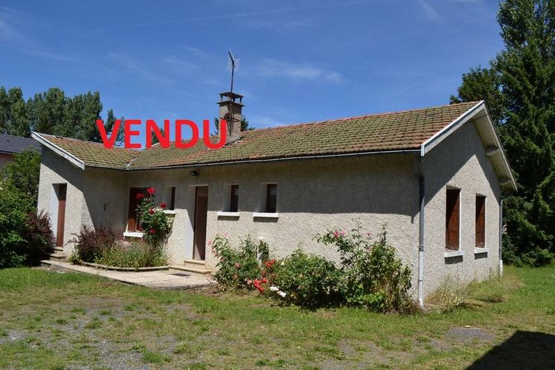 Maison de village Le Mazet Saint Voy Plain pied. Centre village. Grandes dépendances.