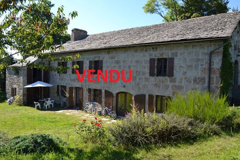 T5 Le Chambon Sur Lignon Ferme rénovée. 11Ha attenants. Cheminée. Charpente bateau