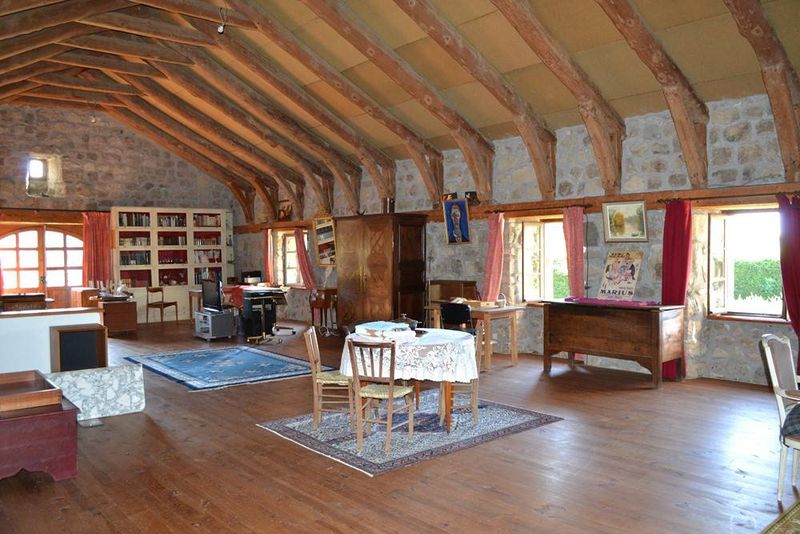 T5 Le Chambon Sur Lignon Ferme rénovée. 11Ha attenants. Cheminée. Charpente bateau