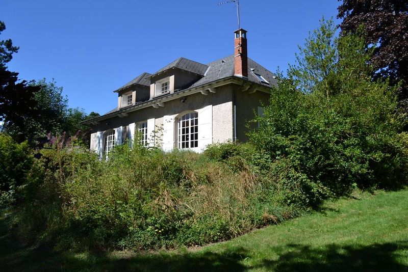 Maison de village Maison lumineuse et spacieuse. 6 chambres. Grand jardin, proche du centre village