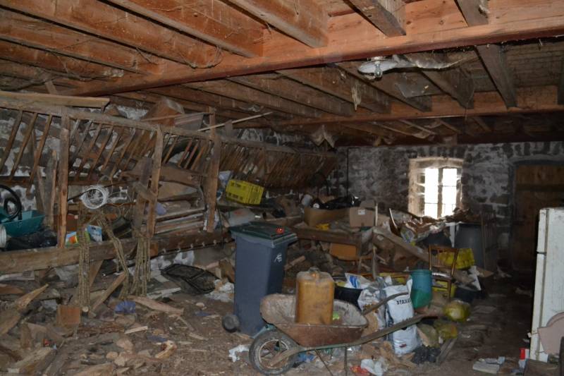 Maison de village en pierres à restaurer. Campagne de Tence