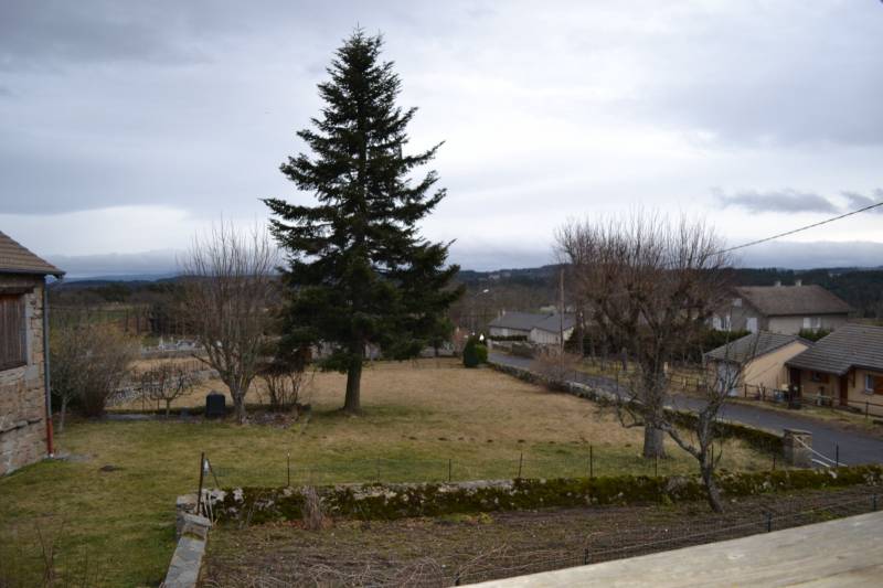 Maison de village mitoyenne à St Jeures