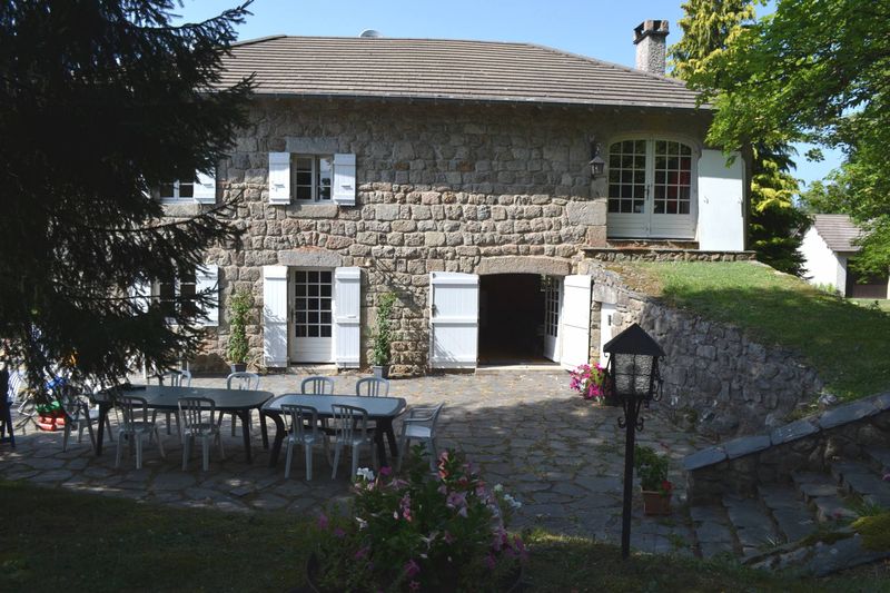 Ferme en pierre. Vue sur les SUCS. Mazet St Voy