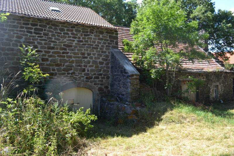 Ferme à réhabiliter avec un terrain de 3700 m² aux Vastres