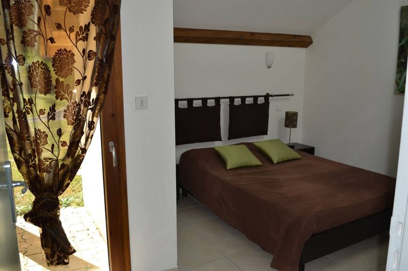 Le Chambon sur Lignon. Dans résidence avec parkings, T2 en duplex TBE.