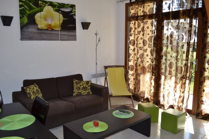 Le Chambon sur Lignon. Dans résidence avec parkings, T2 en duplex TBE.