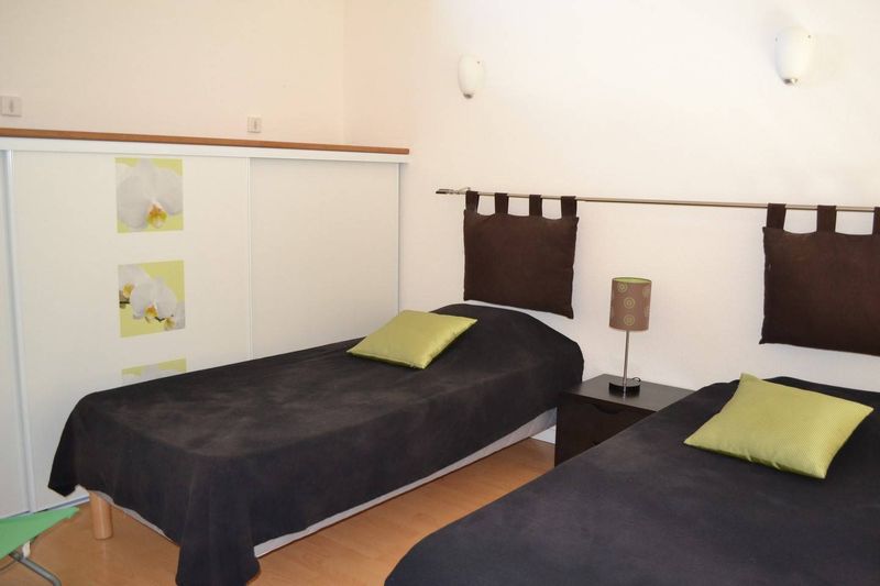 Le Chambon sur Lignon. Dans résidence avec parkings, T2 en duplex TBE.