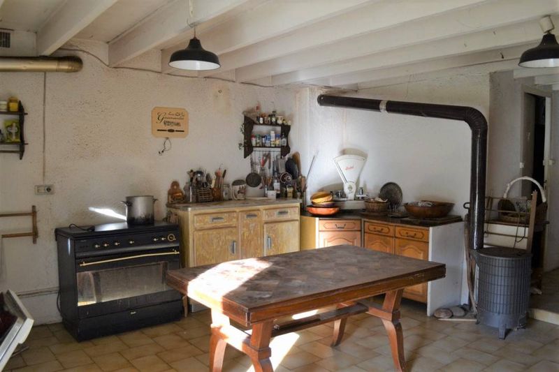 A vendre, ferme isolée avec 7800 m² de terrain à Saint Julien Molhesabate