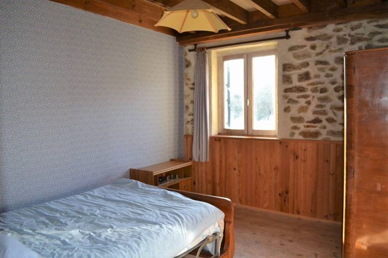 A vendre, ferme isolée avec 7800 m² de terrain à Saint Julien Molhesabate