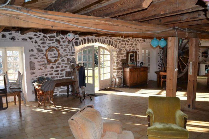 A vendre, ferme isolée avec 7800 m² de terrain à Saint Julien Molhesabate