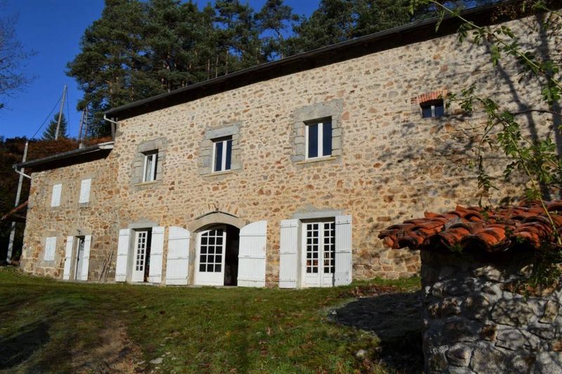 A vendre, ferme isolée avec 7800 m² de terrain à Saint Julien Molhesabate