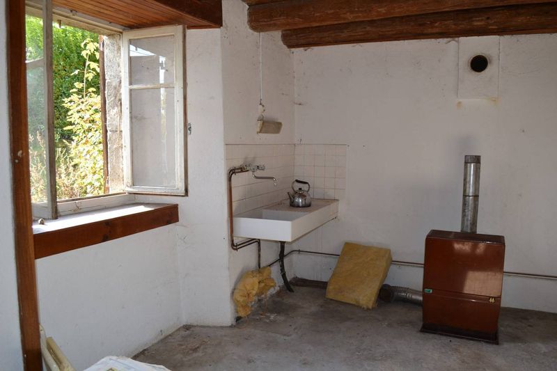 Ancienne ferme mitoyenne à rénover sur Tence.