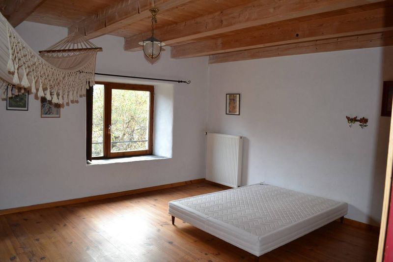 Entre Le Chambon et St Agrève, ferme rénovée. Potentiel à exploiter. Gîte. Habitable immédiatement.