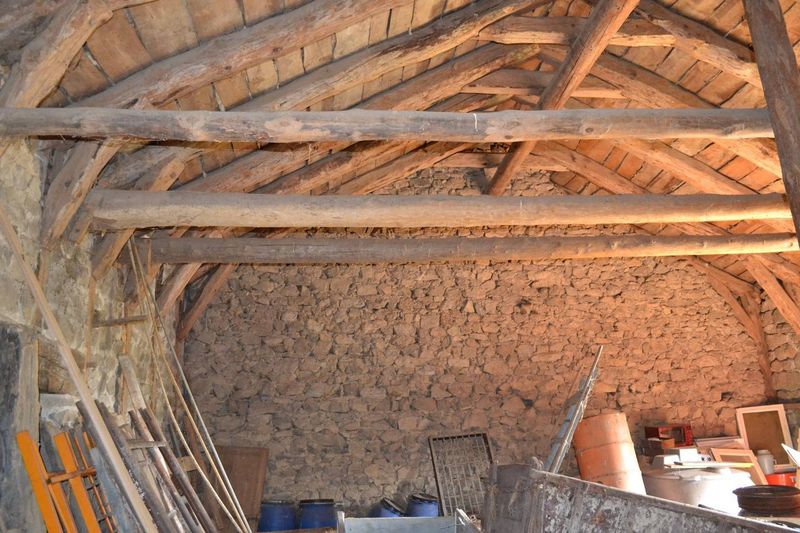 Ancienne ferme mitoyenne à rénover sur Tence.