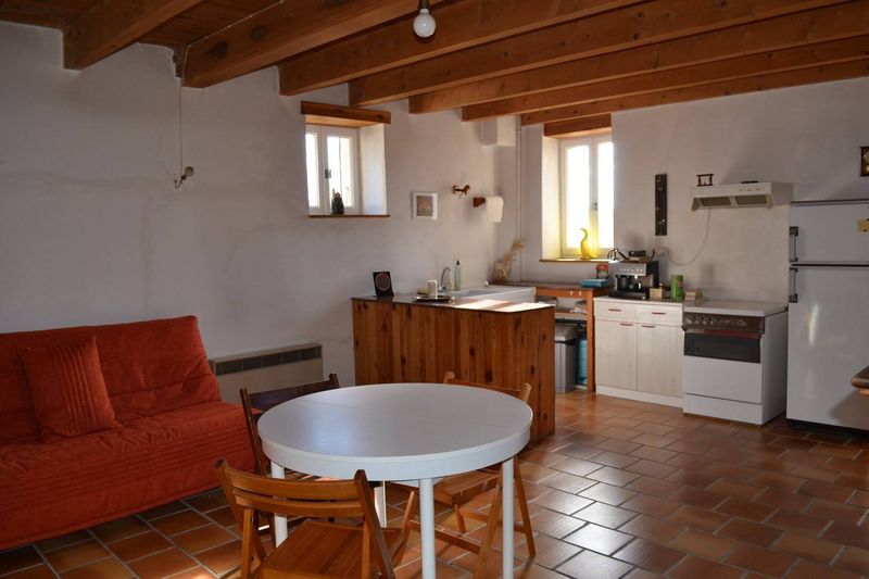 Petite maison louée meublée.