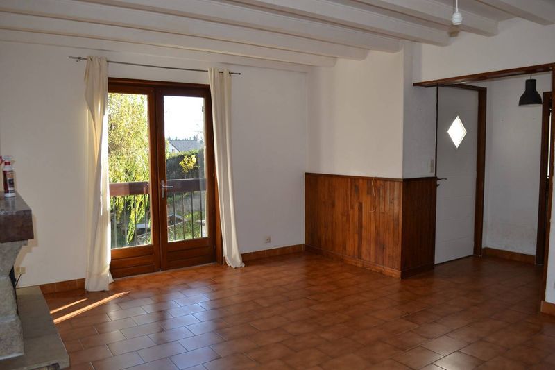 Le Chambon sur Lignon. 4 chambres et un bureau. Proche centre ville. Terrain