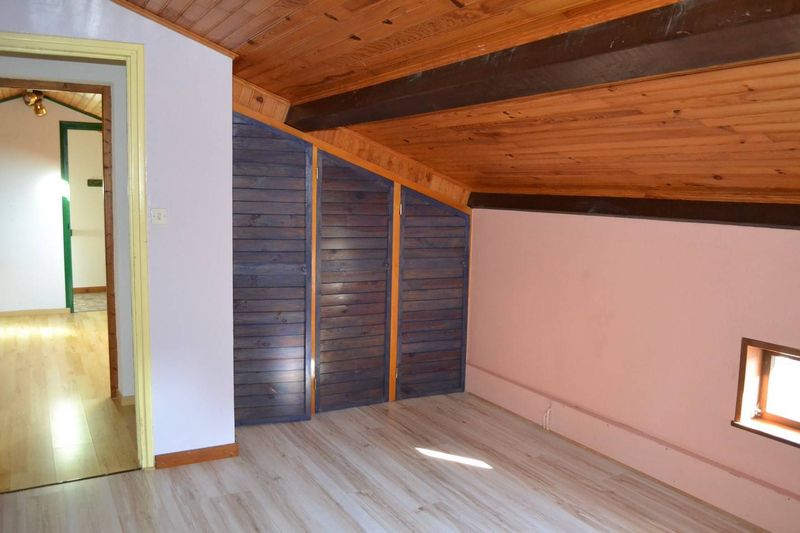 Le Chambon sur Lignon. 4 chambres et un bureau. Proche centre ville. Terrain