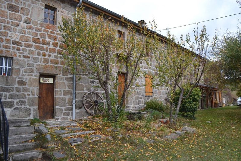Entre Le Chambon et St Agrève, ferme rénovée. Potentiel à exploiter. Gîte. Habitable immédiatement.