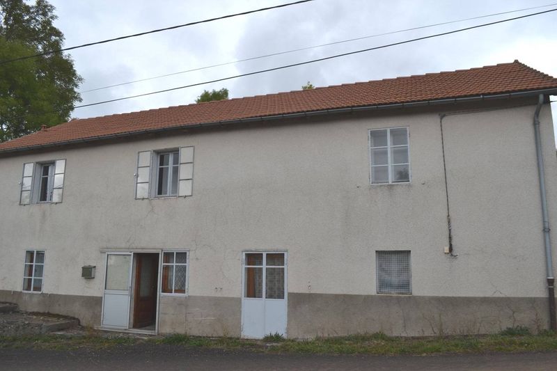Ancienne ferme à rénover. 4000m² de terrain à Saint Front.