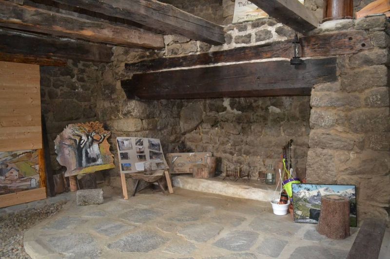 Entre Le Chambon et St Agrève, ferme rénovée. Potentiel à exploiter. Gîte. Habitable immédiatement.