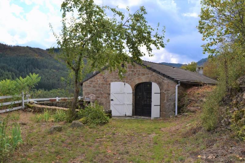 Maison en pierre dans hameau avec belle vue sur St Agrève
