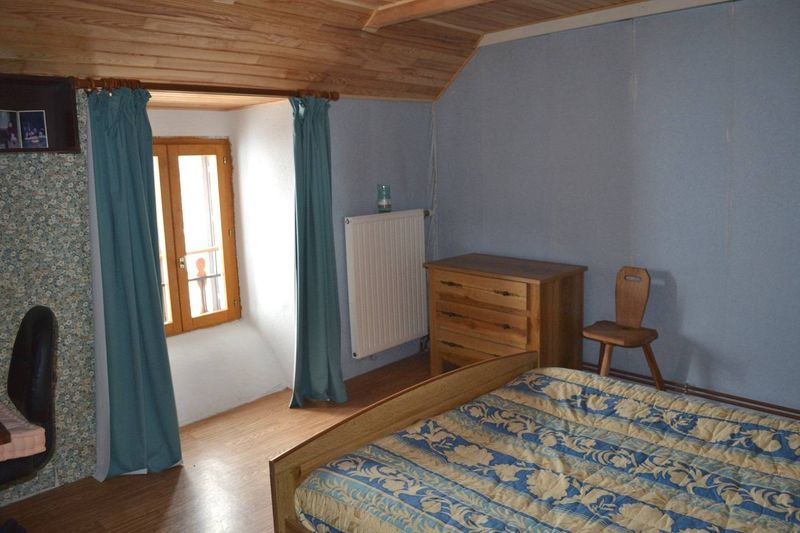 Saint Front. Maison de village en partie rénovée