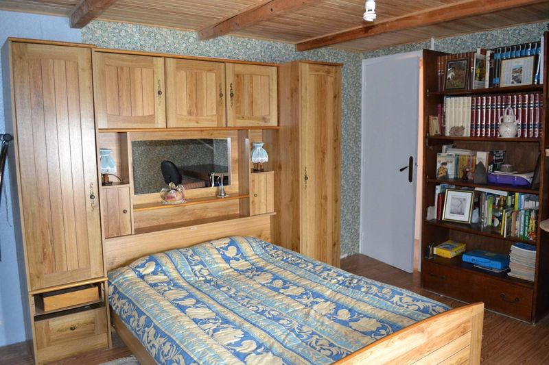 Saint Front. Maison de village en partie rénovée