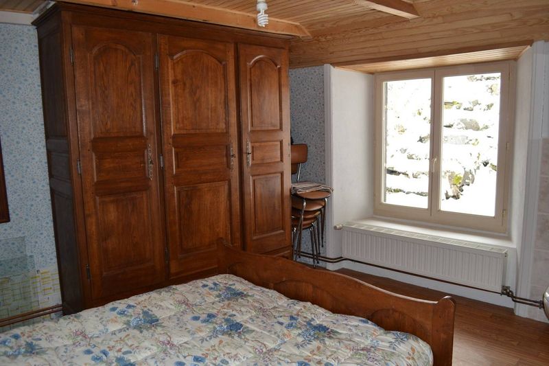 Saint Front. Maison de village en partie rénovée