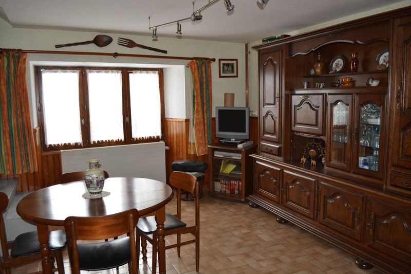 Saint Front. Maison de village en partie rénovée