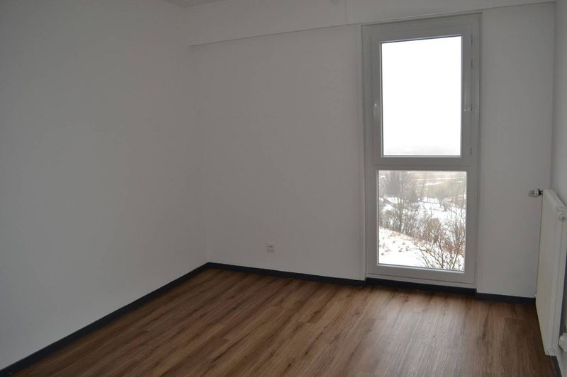 Fay sur Lignon. Centre village. Résidence service, 15 appartements. Garages