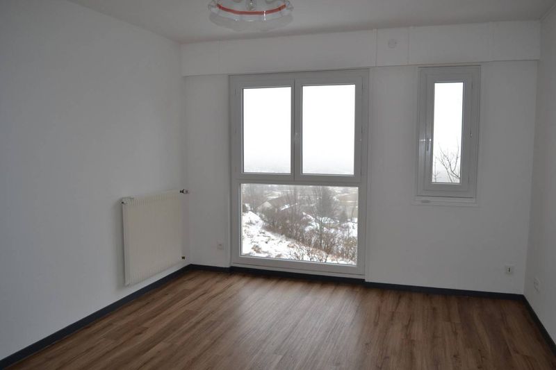 Fay sur Lignon. Centre village. Résidence service, 15 appartements. Garages